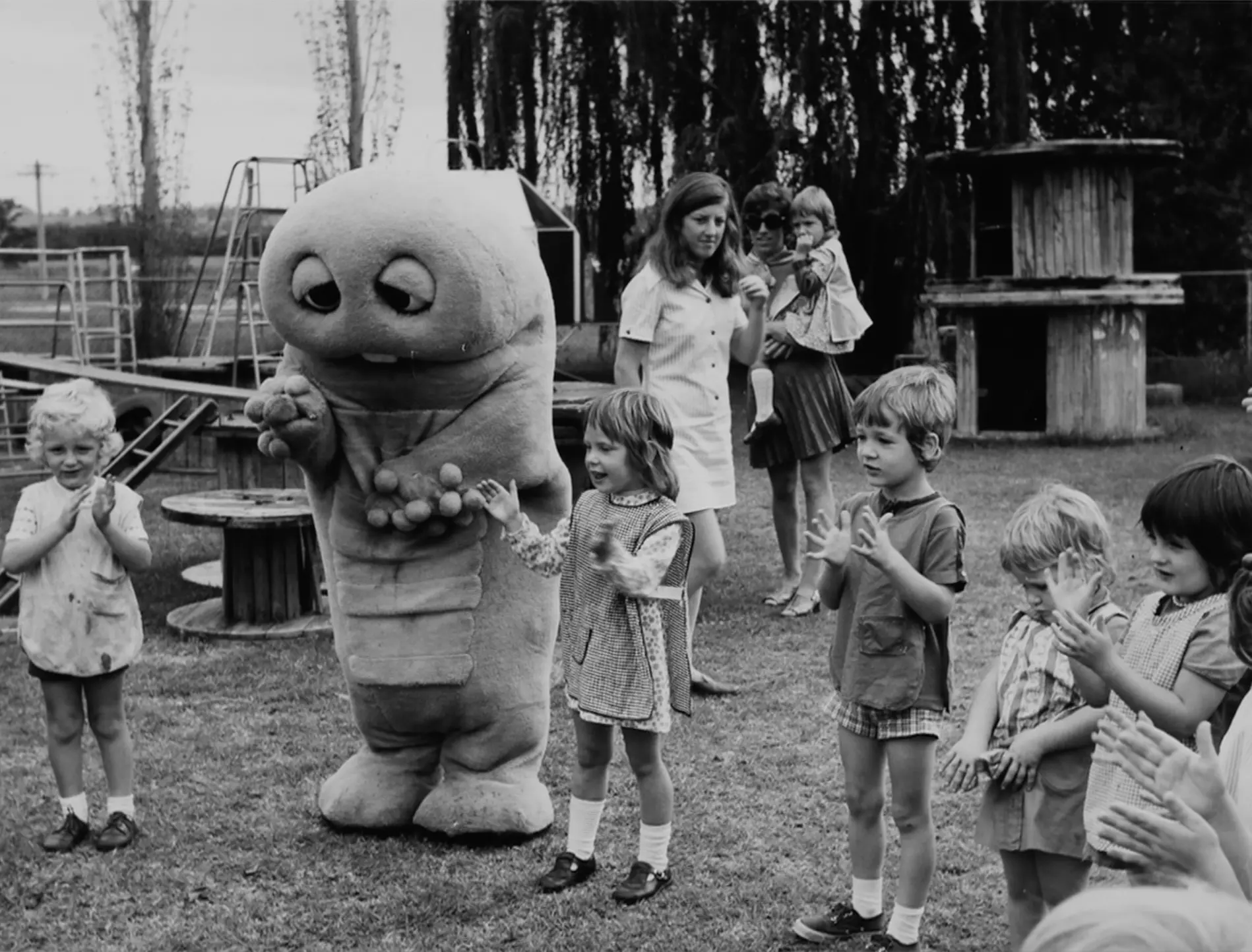 1976年　オーストラリアで子供たちと触れ合うガチャピン