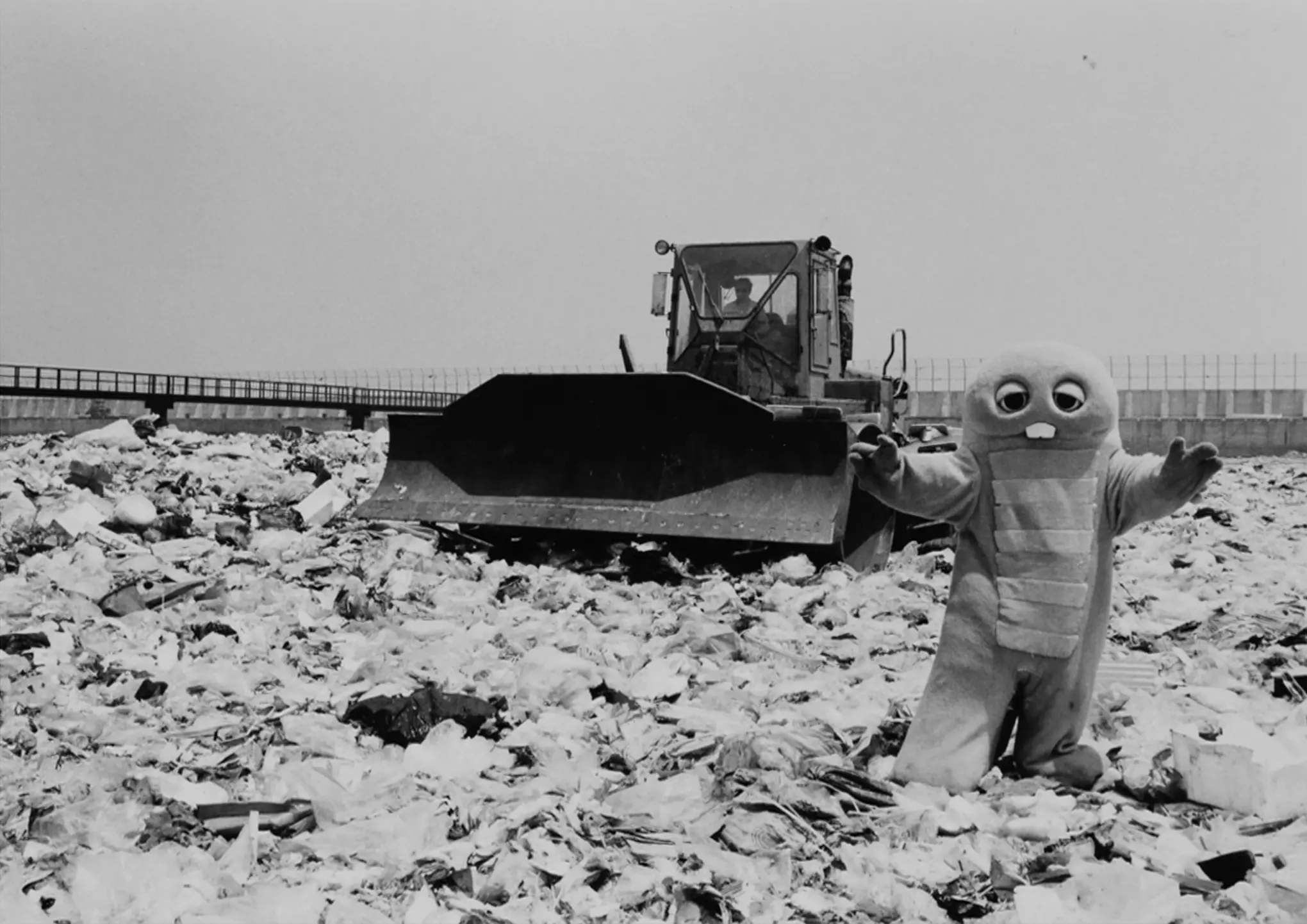 1981年　新宿から夢の島まで、ゴミの行方を追うガチャピン